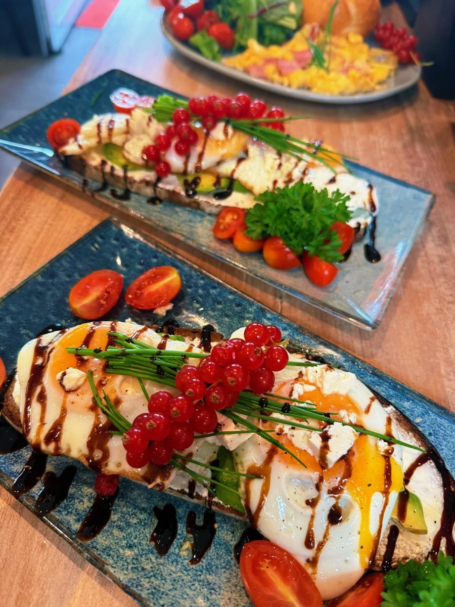 Avocado-Brot mit Spiegelei, Feta, Johannisbeeren und Balsamico