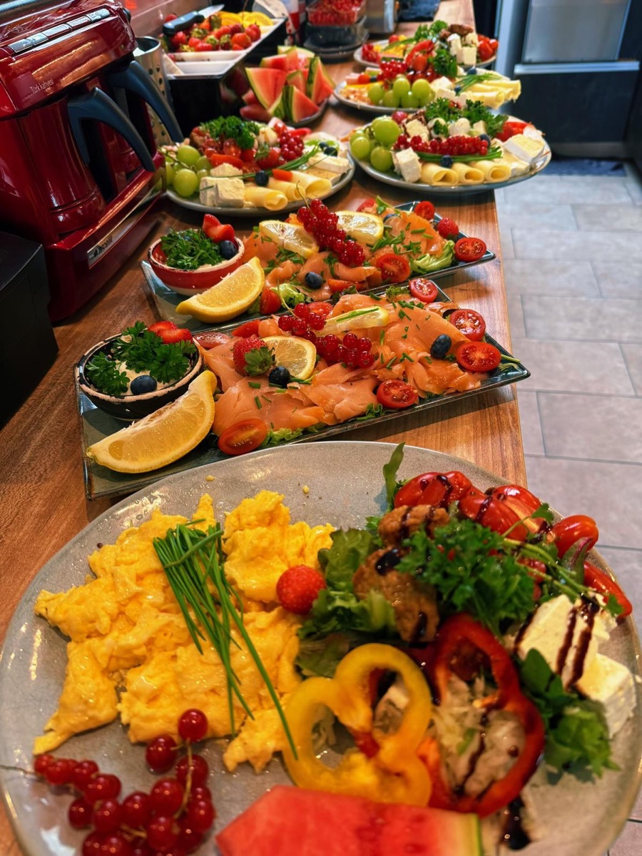 Frühstücksteller mit Rührei, Salat, Feta und Wassermelone